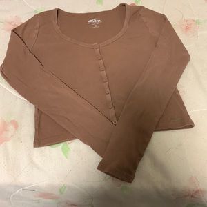 Brown medium Hollister baby tee!!